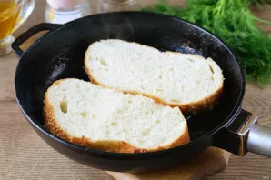 Heat the oil well in a pan, put the sandwiches with the filling to the bottom. Start frying.