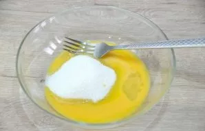 To prepare the filling, beat the remaining egg with 40 grams of sugar until white.