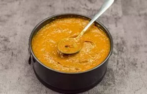 Put the cake in a spring mold. Lay out the cakes and grease them with cream.