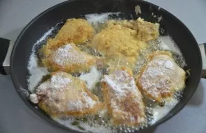 Fry on both sides until bright golden brown. The fire should not be too large for the chicken pieces to have time to fry.