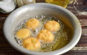 Fry the donuts in well-heated vegetable oil until golden brown on both sides. To make the fire moderate, even almost minimal.