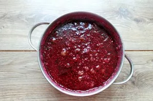 Put the pot with jam on a slow fire, bring to a boil and cook for another five minutes.