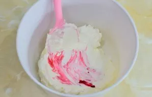 Part of the cream can be painted with any food coloring.