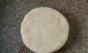 From the resulting mince form round cutlets.