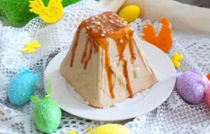 Decorate and serve Easter cottage cheese cake. Happy holidays to you!