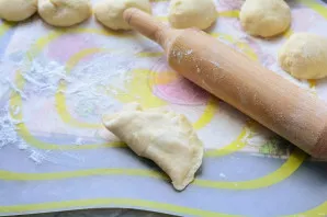 Squeeze the dumplings on all sides.