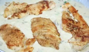 Put the chicken meat in the sauce, simmer for another 15-20 minutes under the closed lid over low heat.