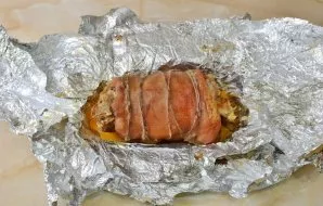 After cooking, cool the roll and, without wrapping it out of foil, put it in the refrigerator to languish.