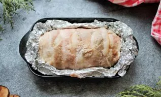 Wrap the roll in foil and put it in a baking dish. Place in a hot oven and bake at a temperature of 180 degrees for 35 minutes.
