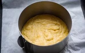 Cover the bottom of the baking dish with baking paper and lay out all the dough, smooth it with a spatula.