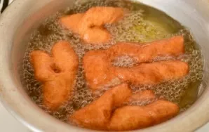 In well-heated oil, fry the magpies on all sides until golden brown.