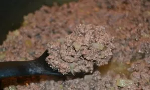 Cook the minced meat over low heat for about 20 minutes