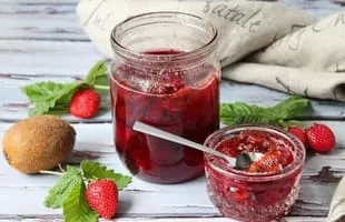 Strawberry jam with kiwi
