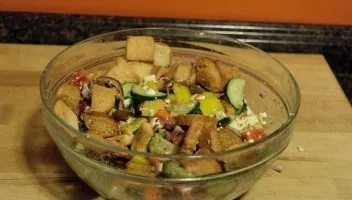Vegetable salad with croutons