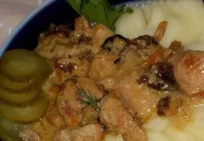 Rabbit fillet stewed in sour cream