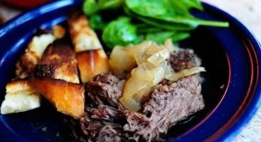 Beef stewed in beer with onions