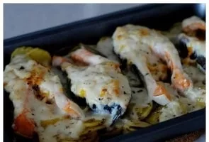 Fried trout with garlic sauce