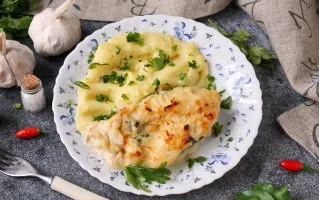 Salmon in cream sauce in the oven