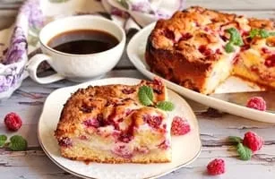 Cake with mascarpone and raspberries