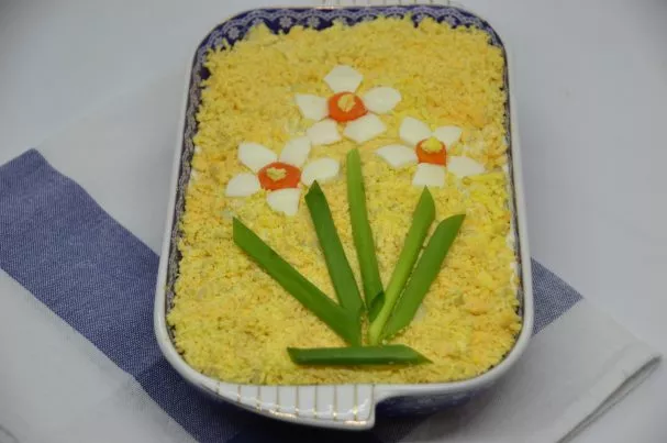 Narcissus salad with crab sticks