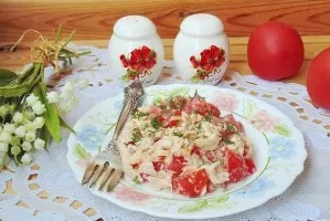Salad with turkey, tomatoes and cheese