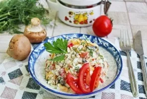 Salad with chicken and mushrooms