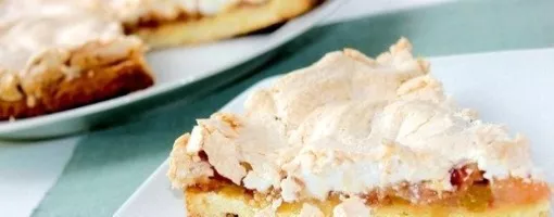 Charlotte with apples and meringue