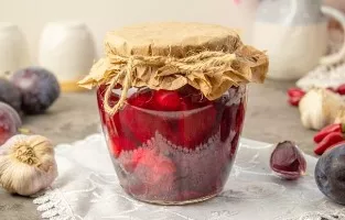 Plum stuffed with garlic for the winter