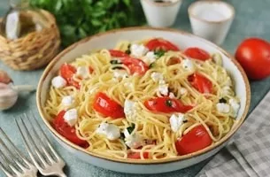 Spaghetti with feta cheese and tomatoes