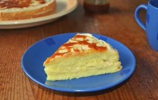 Cake with caramel sauce